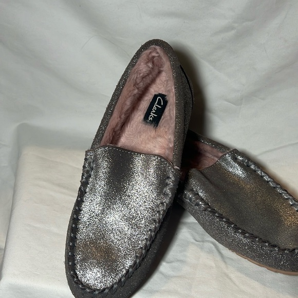 Clarks Faux Fur Lined Moccasin Slippers-Silver Metallic-10M (only worn inside!) - Picture 2 of 4